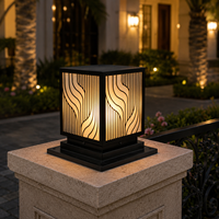 Lampe de poteau extérieure moderne avec cadre ouvert conique et panneaux en verre cannelé
