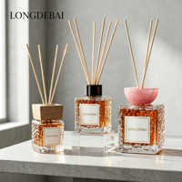 Bouteille de parfum carrée en verre de couleur personnalisée certifiée FDA SGS, 50 ml, 90 ml, 200 ml, bouteille vide pour diffuseur de parfum avec bâtonnets en rotin
