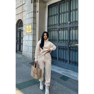 Conjunto Deportivo Beige Savannah con Capucha, Cortavientos, Transpirable, Estampado, Diseño Personalizado, Ropa Urbana para Invierno, Tallas Grandes, con Logotipo - Product Image 2