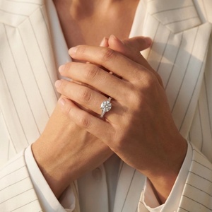 Bague en or 9k, 14k, 18k avec diamant rond et triple pavé - Product Image 2