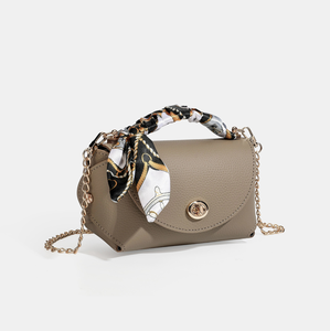 Sac à main de luxe léger en cuir Saffiano kaki avec bandoulière chaîne, poignée foulard et rabat, sac bandoulière, capacité 2-2,9 L pour les trajets quotidiens - Product Image 1