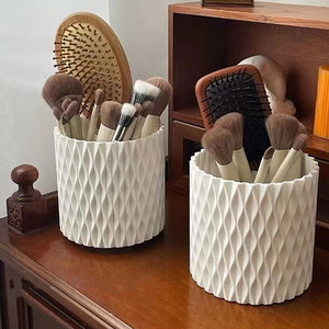 Porte-pinceaux de maquillage Qinfeng, boîte de rangement cosmétique rotative à 360 degrés, organisateur de bureau blanc et gris pour pinceaux et stylos - Product Image 4