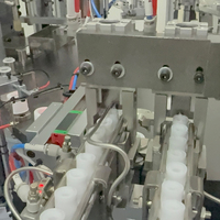 Machine d'assemblage automatique haute vitesse à cinq composants pour corps de pompe à lotion avec interrupteur droit-gauche