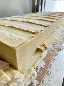 Automático pequeño comercial Gyozas Skin Maker nuevo tipo hogar Dumpling Wrapper Machine precio máquinas para hacer granos - Product Image 6