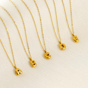 Venta al por mayor PVD chapado en oro deslustre libre de acero inoxidable personalizado letra mayúscula burbuja encanto collar - Product Image 2