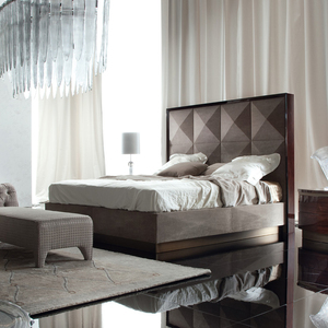 Lit King Size de luxe italien Mobilier moderne et minimaliste pour chambre à coucher Tête de lit rembourrée avec design en blocs - Product Image 4