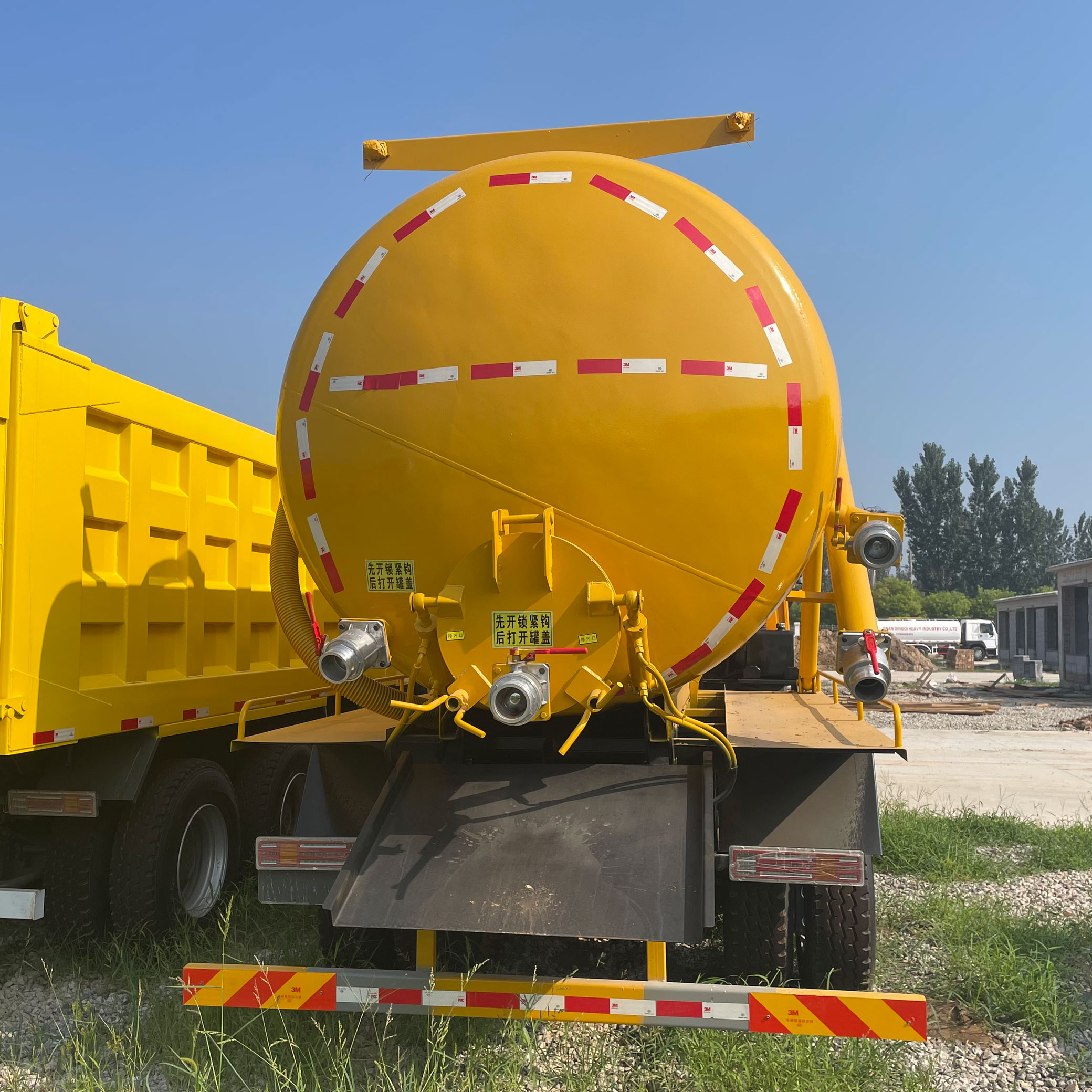 Sinotruk Howo 371HP Diesel Sewage Suction Truck Manual Transmission Fully Serviced & Ready for Operation