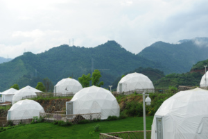 Abri Glamping de qualité supérieure combinant une durabilité fonctionnelle au design élégant pour une utilisation dans les parcs, les réserves naturelles, tente dôme de 6m de diamètre - Product Image 2
