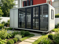 Maison de vacances préfabriquée de luxe sur mesure, type cabane en bois, avec mur panoramique en verre, entièrement meublée