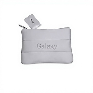 Pochette de maquillage rembourrée en néoprène imperméable avec logo personnalisé, grise matelassée, pour le quotidien et les voyages - Product Image 1
