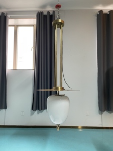 Suspension en verre soufflé à la main XZ avec options d'abat-jour en verre transparent et opale, cadre vertical haut en laiton multi-brins et design à disques superposés - Product Image 3