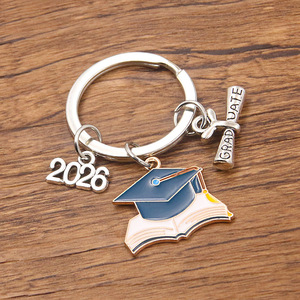 Porte-clés de diplômation promotion 2026, breloque émaillée en forme de toque et de diplôme avec pendentif « Diplômé » pour étudiants et cadeaux de fête - Product Image 5