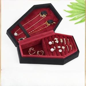 Boîte à bijoux hexagonale en velours faite à la main - Élégant organiseur de voyage pour colliers et bagues avec emballage cadeau à motif uni - Product Image 1
