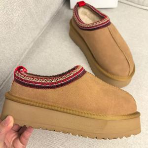 Bottes en coton de style marche pour hommes et femmes, Uggs 2025, haute qualité, logo personnalisé original, bottes en laine pour la neige, semelle épaisse - Product Image 1