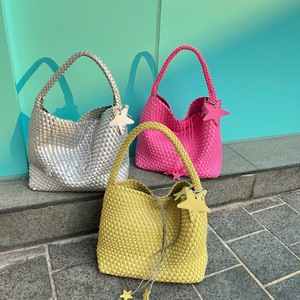 Bolsos de Mano de Diseño de Lujo OEM 2026 para Mujer, Bolsos de Hombro Tejidos a Mano, Logotipo Personalizado de Fábrica, Bolso de Playa con Diseño de Arcoíris - Product Image 3
