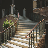 Escalier courbé en bois anti-rayures Prima, nouvelle sortie, pour villa duplex de luxe