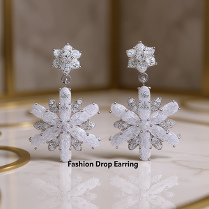 Boucles d'oreilles élégantes en or blanc avec fleurs en cristal pour femmes, bijoux de mariage à la mode, clous en alliage et strass - Product Image 2