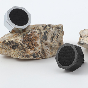 เครื่องกระจายกลิ่นหอมในรถยนต์รูปทรงหกเหลี่ยมสุดหรู โครงอะลูมิเนียมทนทาน ผิวสัมผัสหนังนุ่ม กลิ่นหอมอโรมาสำหรับตกแต่งรถยนต์ - Product Image 1