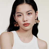 Boucles d'oreilles pendantes en acrylique plaqué or pour femmes avec perle pour les mariages et un usage quotidien