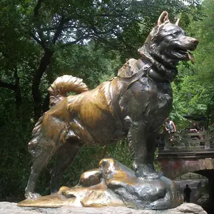 Decorazione da giardino all'aperto fatta a mano personalizzata a grandezza naturale Art Deco Metal Craft Bronze Great Danes Dog Statue in vendita