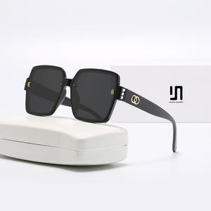 Lunettes de soleil Dilisha pour femmes, monture en plastique noir, verres polarisés UV400 de type 3, pour la conduite en extérieur - Product Image 1