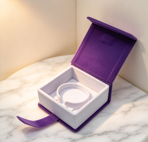 Caja de Pulsera de Terciopelo Morado de Alta Gama Hecha a Mano con Cierre Magnético, Forro Interior Blanco, Tela de Terciopelo Suave, Impresión a Cuatro Colores - Product Image 6
