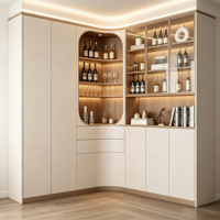 Armoire à vin murale intégrée en chêne massif de couleur neutre avec vitrine de rangement dissimulée pour la décoration intérieure résidentielle