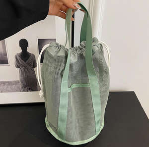 Sac de plage pliable ultra-léger en maille ajourée avec cordon de serrage et poche - Product Image 6