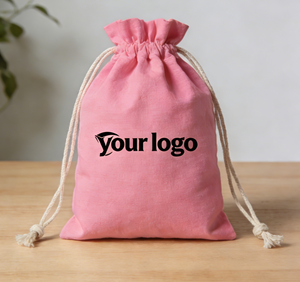 ถุงผ้าฝ้ายแบบมีเชือกผูกพร้อมโลโก้สั่งทำพิเศษ พิมพ์ลายสกรีน ขนาด 9*12 ซม. ปิดด้วยสายสะพาย ป้องกันฝุ่นสำหรับเสื้อผ้าและรองเท้า - Product Image 5