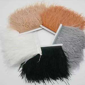 Venta al por mayor de fábrica: Ribete de plumas de <span class=keywords><strong>avestruz</strong></span> naturales de 10-15 cm, cinta de encaje teñida y blanqueada, esponjosa, para bodas, decoración del hogar y manualidades. - Product Image 1
