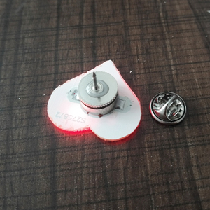 Spilla a Forma di Cuore Rosso con Design a <span class=keywords><strong>Farfalla</strong></span>, 2,6 cm, LED Lampeggiante, 5 Ore di Illuminazione per Decorazioni per Feste Interne/Esterne - Product Image 4