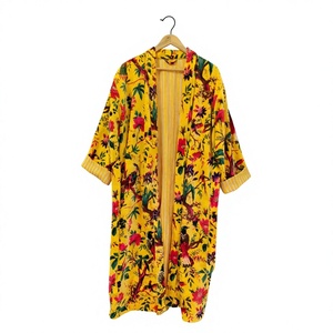 Kimono long à imprimé floral jaune pour femmes, vêtements d'été et d'hiver pour les vacances, manches trois quarts, robe kimono en coton non tissé - Product Image 1