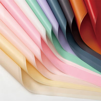 Papier d'emballage artisanal imperméable réutilisable double face enduit de PE pour les arrangements floraux d'anniversaire, panier à fleurs ouvert