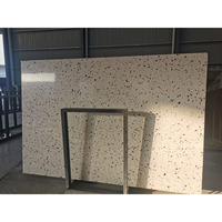 Dalles de terrazzo artificielles rétro populaires en beige, carreaux de sol en terrazzo 600x600, panneau de pierre en terrazzo pour revêtements de sol intérieurs