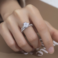 Bague de fiançailles et de mariage empilable en or massif 18 carats avec diamant de laboratoire taille émeraude 1,8 carats D VS1 pour femme, certifiée IGI 18 carats
