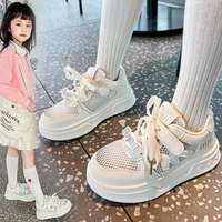 Sepatu Sneakers Jaring Tunggal Anak-anak Musim Semi dan Musim Panas Baru Sol Lembut Bernapas Anti-Selip Modis Sepatu Olahraga Kasual Putih.