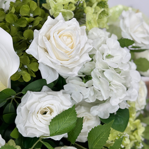 Boule florale de centre de table moderne en soie faite à la main, avec des roses blanches réalistes et des hortensias verts, pour mariage et fête des mères - Product Image 2