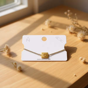 Bracciale con Charm Placcato Oro G, Lettera E, Gioiello Minimalista Unisex per Uso Quotidiano - Product Image 2