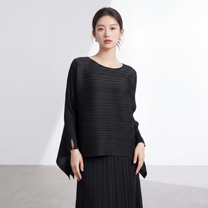 Pronta Consegna: Top Plissettato Miyake da Donna con Maniche Asimmetriche a Pipistrello, Camicia Plissettata Orizzontale Disponibile in Magazzino, Spedizione in 7 Giorni - Product Image 3