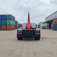 Camion à ordures à bras articulé avec conteneur hermétique pour le transport des déchets en zone urbaine, avec contrôle des odeurs et étanchéité