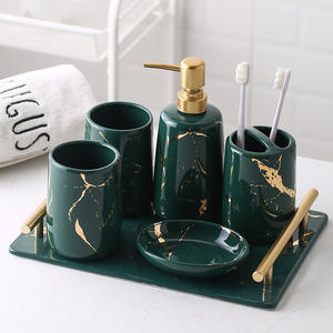 Accesorios <span class=keywords><strong>de</strong></span> baño para el hogar con flores blancas en relieve Juego <span class=keywords><strong>de</strong></span> baño <span class=keywords><strong>de</strong></span> gres 3D con forma personalizada <span class=keywords><strong>de</strong></span> cerámica - Product Image 4