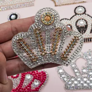 Yiwu wintop-accesorios de moda, varios diseños, Hierro sobre perla, diamantes de imitación, apliques de corona para ropa