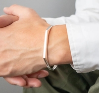 Elegante pulsera plana de acero inoxidable para hombre ajustable 18K PVD oro impermeable y joyería de larga duración brazaletes de moda