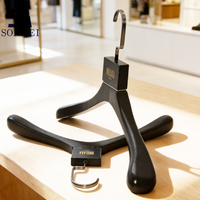Ensemble de cintres en bois d'arbre de frêne noir de luxe, spécialement conçus, avec logo personnalisé
