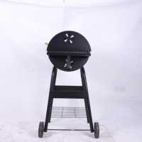 Barbecue au charbon de bois robuste avec chariot, fumoir extérieur et deux tables latérales pour le camping, les pique-niques et la cuisine en plein air