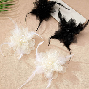 <span class=keywords><strong>Orecchini</strong></span> di fiori di piume bianco e nero JQ-006 all'ingrosso - Product Image 2