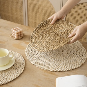 Vente en gros <span class=keywords><strong>de</strong></span> napperons <span class=keywords><strong>de</strong></span> <span class=keywords><strong>table</strong></span> ronds en <span class=keywords><strong>paille</strong></span> <span class=keywords><strong>de</strong></span> maïs tissés à la main, ensembles <span class=keywords><strong>de</strong></span> tapis <span class=keywords><strong>de</strong></span> <span class=keywords><strong>table</strong></span> antidérapants - Product Image 1