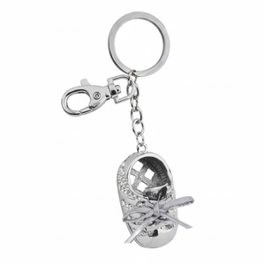Portachiavi a Forma di Scarpa con Laccetti Argentati, Ciondoli e Charms alla Moda (Scatola Non Inclusa) - Product Image 2