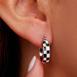 Orecchini a scacchiera da donna con motivo geometrico, accessori per l'uso quotidiano - Product Image 1