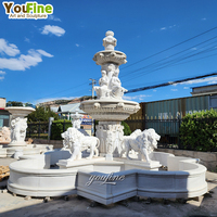 Fontaine classique en marbre blanc avec statue de lion et sculpture féminine, élément aquatique pour jardin, hôtel, extérieur, villa, domaine, complexe hôtelier, parc